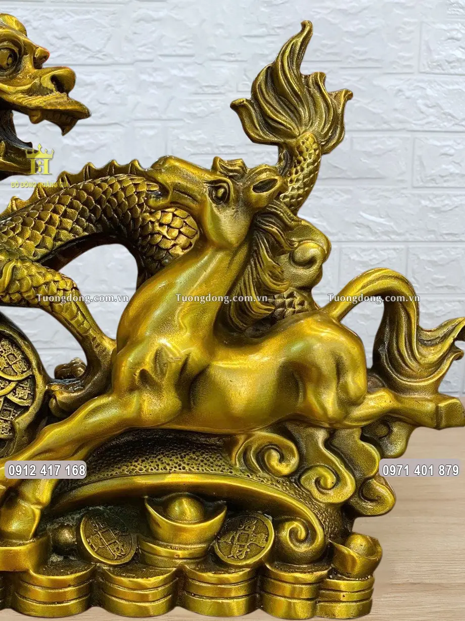 Từng họa tiết hoa văn được chạm khắc sắc nét